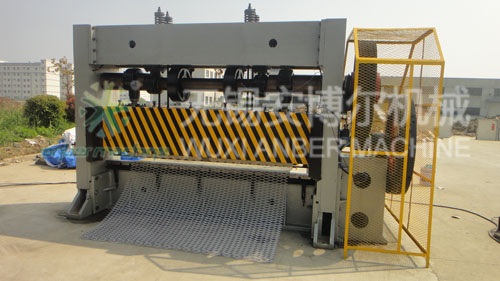 Automatic expanded metal mesh machine